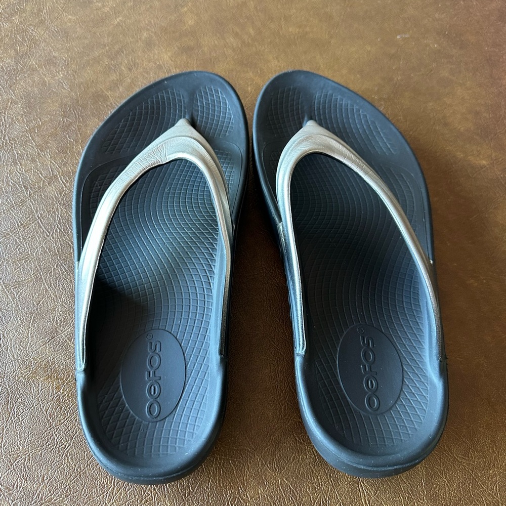 OOFOS Oolala Luxe Black and Sand Thong Sandals Women’s Size 39 - Picture 2 of 8